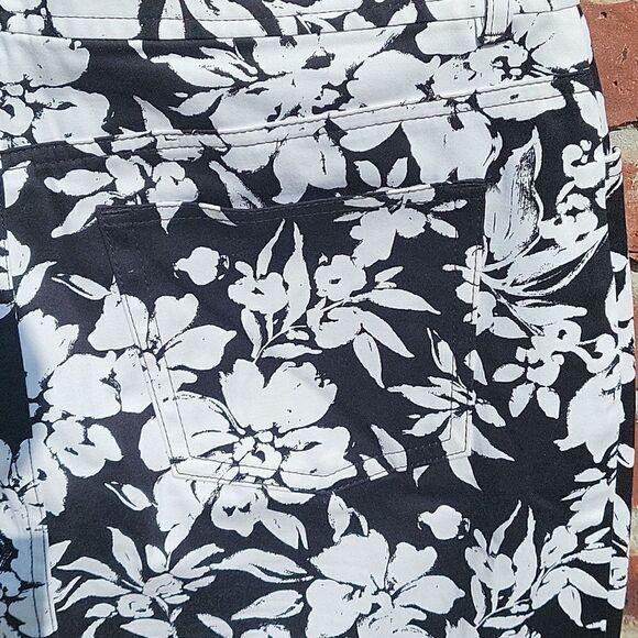 Chapsāblackāandāwhiteāfloralāskirt - Picture 6 of 7